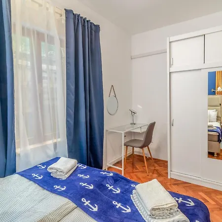 Gorgeous In With Kitchen Apartment